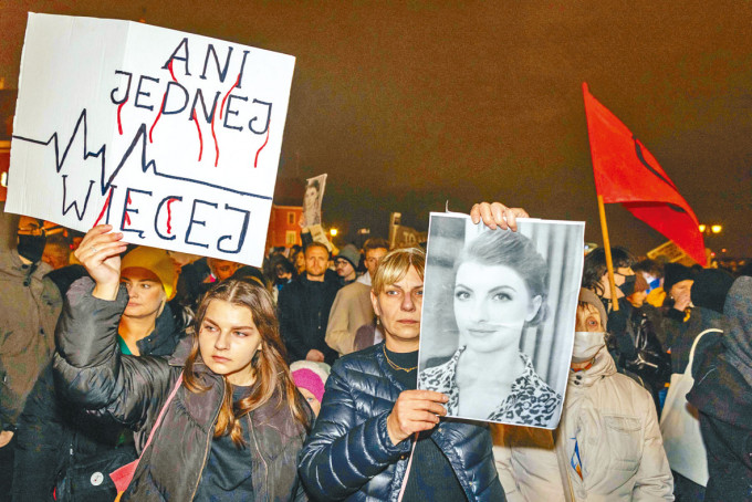 ■民众示威期间展示伊沙贝拉生前照片。