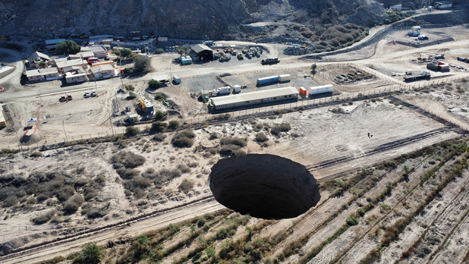 智利礦場附近天坑直徑倍增至50米，原因未明。路透圖