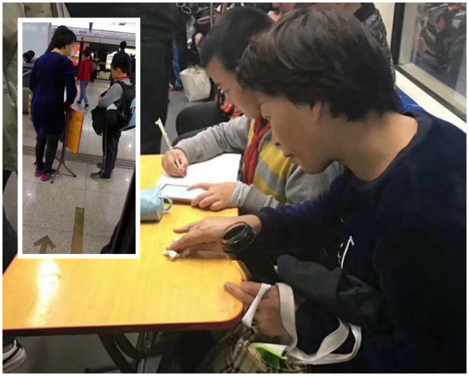 女子自備摺枱在地鐵車廂裡展開埋首做功課。