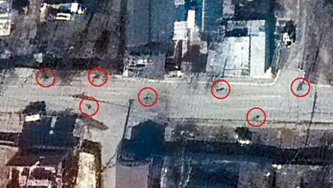 衞星圖像顯示，烏克蘭布查鎮早在三月十九日已滿街屍體（圈示）。