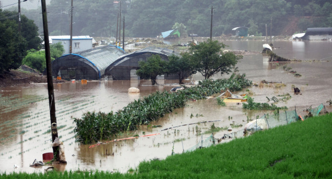 南韩进入梅雨季，连续数天全国各地出现暴雨。网上图片