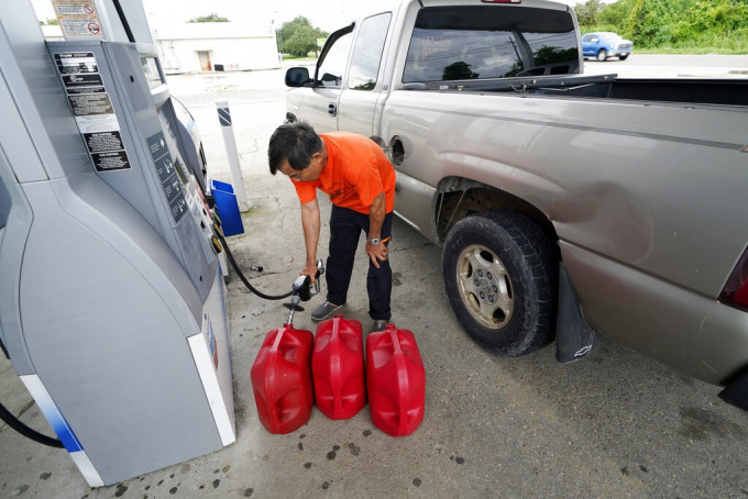 路易安那州民众储备汽油。AP图片