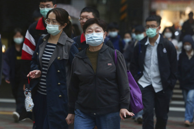 台灣民衆大多數外出都戴口罩防疫。AP