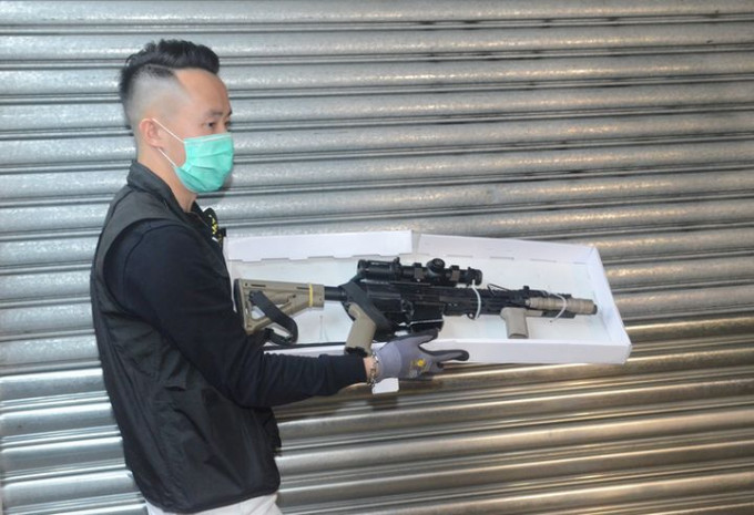 12月20日晚，大埔發生開槍事件，警方截查一名目標青年時，期間青年以半自動手槍發射一發子彈。警員其後將他制服，並在現場撿獲一支半自動手槍及一個空彈殼。