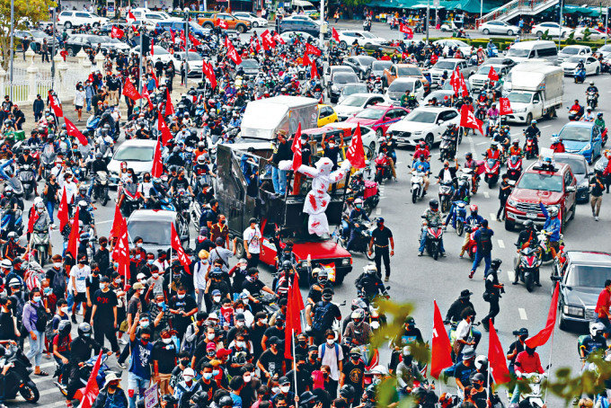 ■示威者聚集抗议政府抗疫不力。