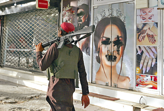 喀布爾一家美容院的女性照片被噴污。