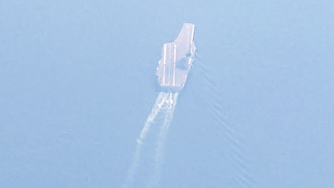 台湾民众在飞机上拍到的山东舰。互联网图片