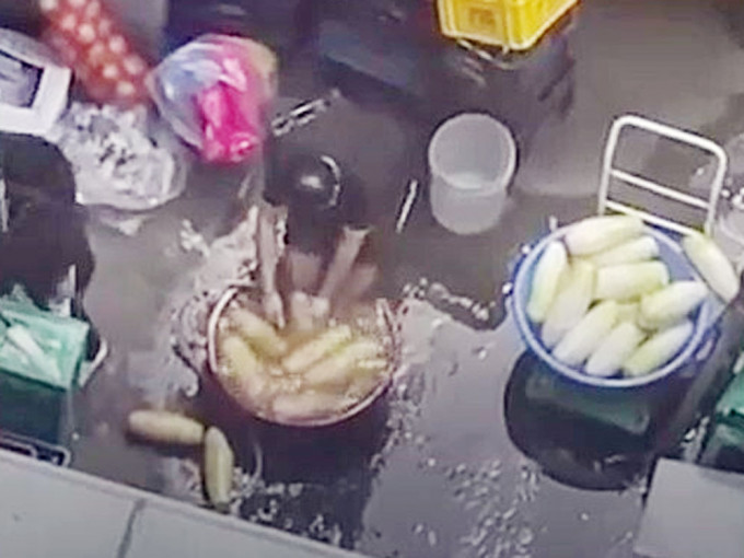 韓國有餐廳員工被揭發邊泡腳邊洗蘿蔔。網圖