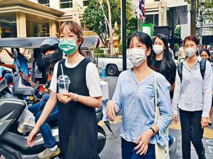 泰国市民出外都戴上口罩令需求增加缺货。资料图片
