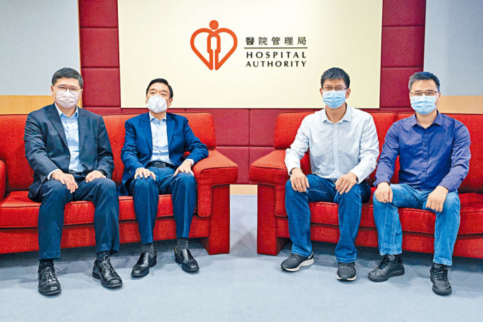 鸿龄（左二）和高拔升（左一）与内地医师谢东平（右二）和吴广平（右一）会面。
