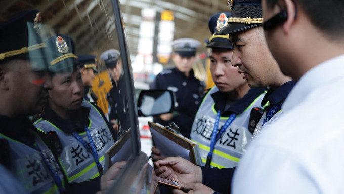 上海市当局曾在浦东机场打击非法网约车。 中新社资料图