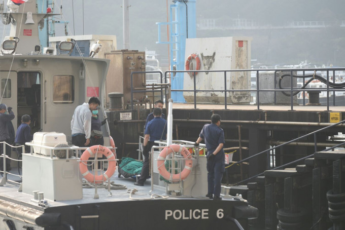 遺體由水警輪送至深灣水警基地。