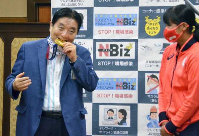 垒球女将后藤希友（右）奥运金牌被名古屋市长咬过，可望换新费用或由市长河村隆之（左）承担。路透社图片