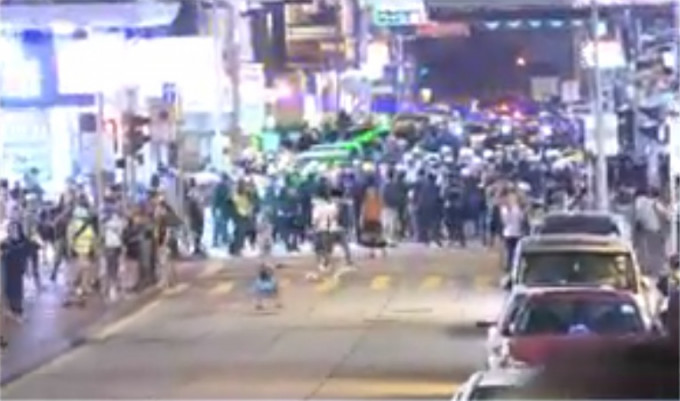 示威者退守加连威老道。NOW新闻截图