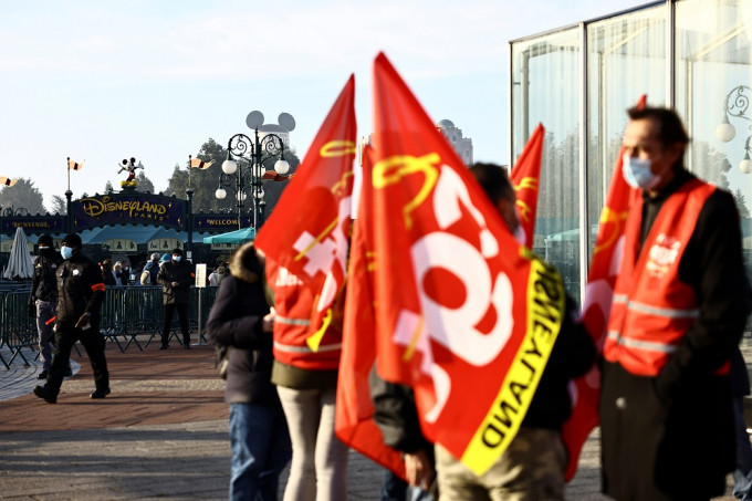 法國巴黎迪士尼樂園一批員工在樂園外抗議。REUTERS圖片