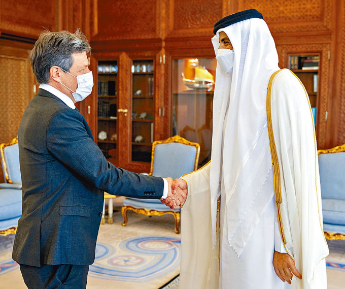 德國經濟部長哈貝克與卡塔爾國王哈馬德周日在多哈會談。 