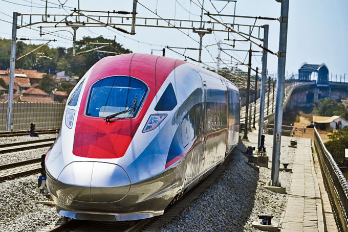 一列雅万高铁列车昨日驶至万隆的帕达拉朗站。