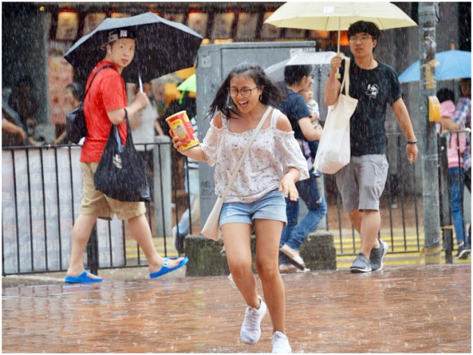 天文台預測下周四多雲，有驟雨及幾陣狂風雷暴。資料圖片