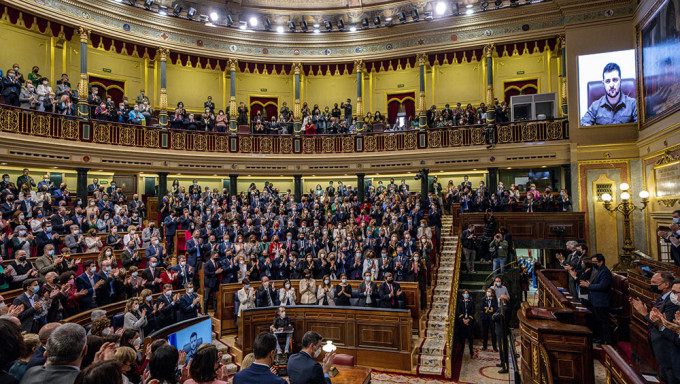 泽伦斯基在西班牙国会发表视像演说，以格尔尼卡轰炸喻乌克兰处境。AP
