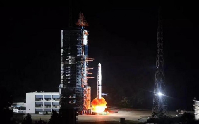 中國嫦娥4號中繼星「鵲橋」成功發射，成地球和月球的通訊橋樑。 網圖