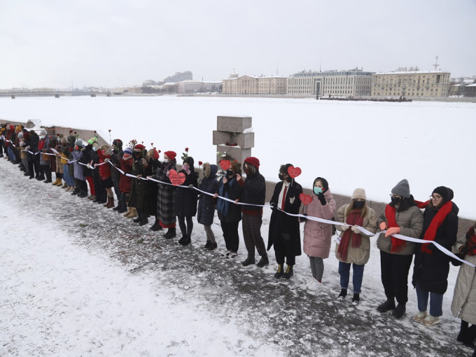 數百名婦女在莫斯科與聖彼得堡組成人鏈。AP圖片