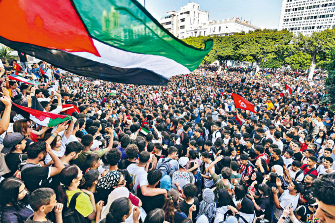 示威者周三在突尼斯集會，抗議以色列轟炸加沙醫院。