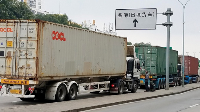 再有4名粵港跨境貨車司機染疫，其中2人已返港。資料圖片