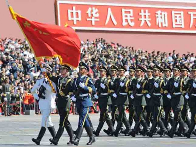 国庆70周年临近，北京天安门广场上举行第二次全流程演练，约28万人参与。 网图