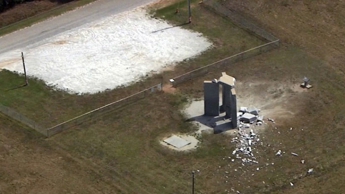 位于乔治亚州的「乔治亚引导石」疑遭人以爆炸品破坏，当局决定将之拆卸。AP图片