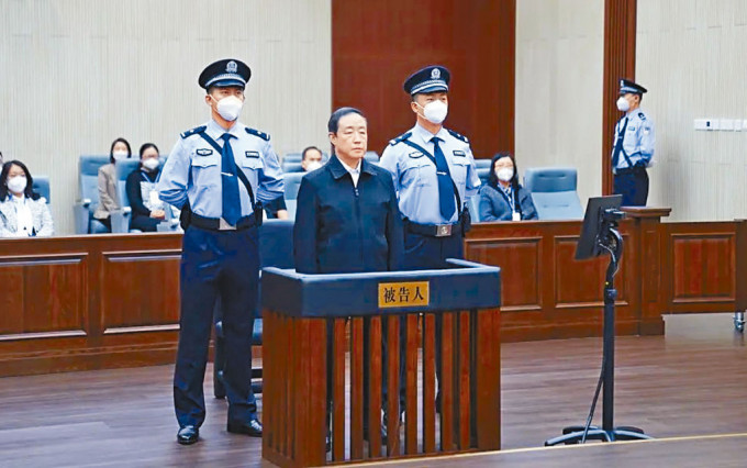 傅政华昨天被判处死缓。