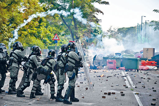 防暴警当日在中大二号桥向示威者发射催泪弹。
　