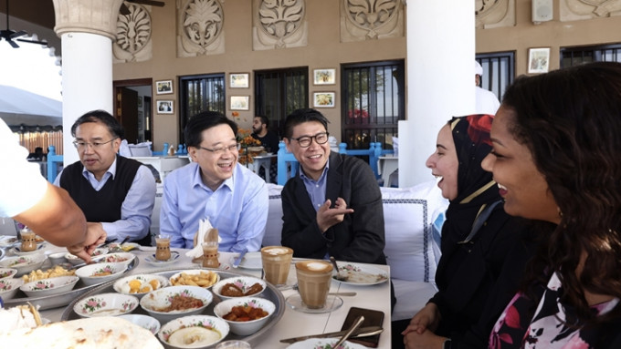 李家超和驻迪拜经贸办的数名同事，在一家传统的阿拉伯餐厅共晋早餐。fb李家超专页
