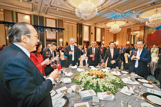 李显龙四月二十四日出席新加坡中央医院的晚宴。