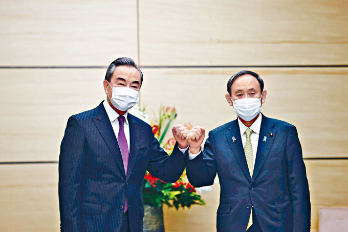王毅會晤日本首相菅義偉（右）。