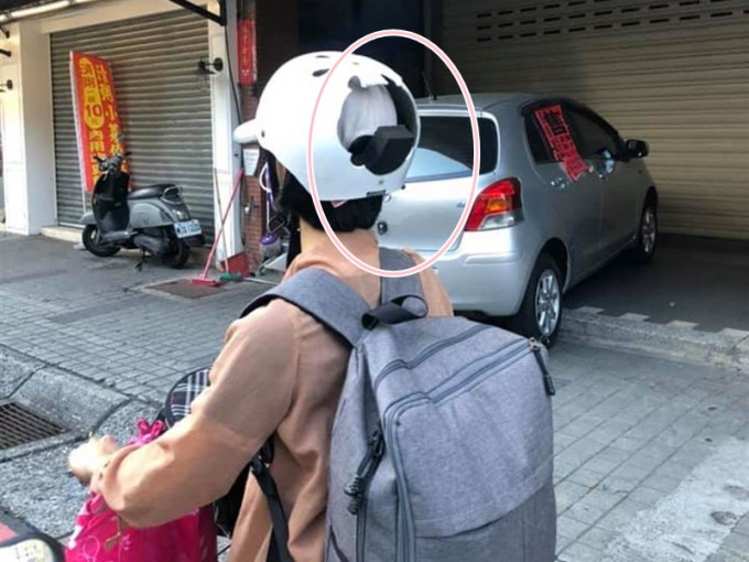 電單車司機的頭盔明顯可見穿了一個大㝫。fb