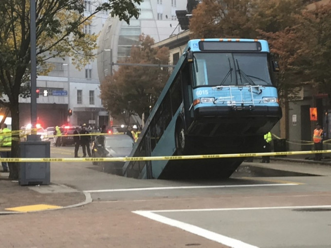 美國近日發生巴士險被馬路「吞噬」的奇景。AP