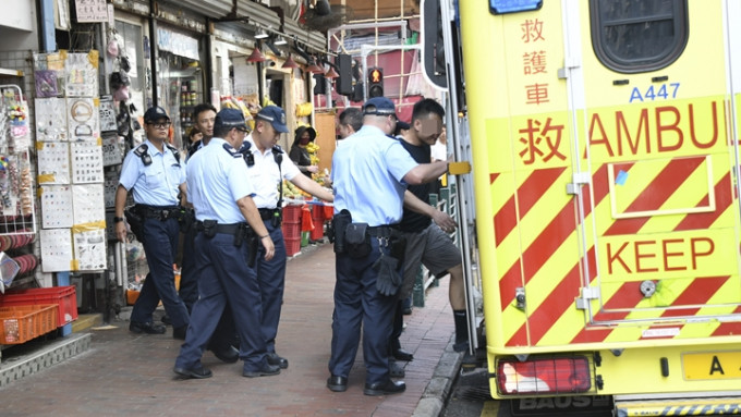 企跳男子獲救送院。楊偉亨攝