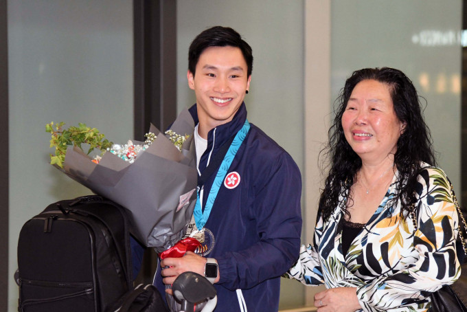 香港跳马王子石伟雄周二凯旋。郭晋朗摄