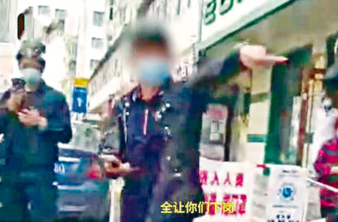 涉事男子指罵防疫工作人員。