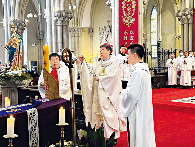 沈斌就任上海主教後主持儀式。