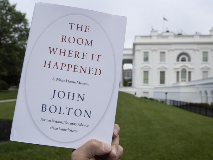 博爾頓的新書將可按原定計劃在周二發售。AP