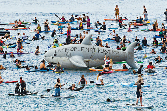 ■逾千名示威者在峰會附近要求G7關注海洋污染問題。