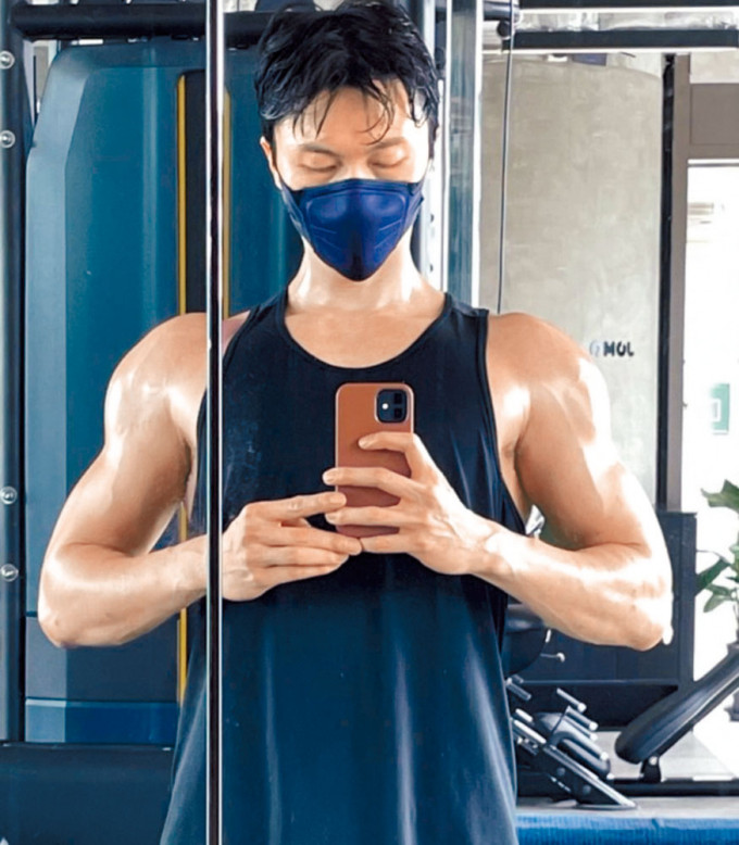 王浩信大晒做gym爆肌照。