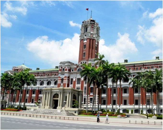 数名香港留学生及网民到台湾总统府请愿。
网图