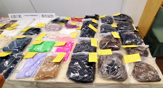 警方检获大批证物，包括多个假发。