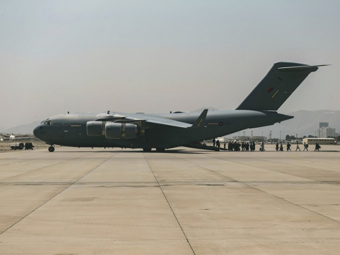 美军救出被困酒店的169名美国人送往喀布尔机场。AP