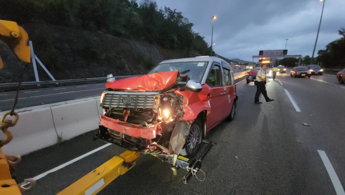 的士車頭嚴重損毀。黎志偉攝