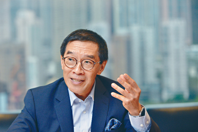 唐家成不僅擔任港交所現任非執董，還曾出任促進股票市場流動性專責小組主席，和香港證監會主席及非執董等職位。