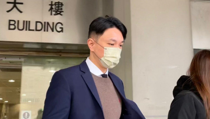 45岁消防队目刘浩殷涉虚报火警、企跳及困罪受审。廖凯霖摄