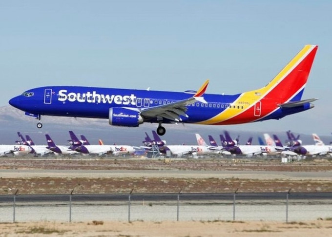 一架没有载客的西南航空波音737 MAX8客机出现引擎故障，需要折返佛罗里达州奥兰多机场并紧急降落。AP